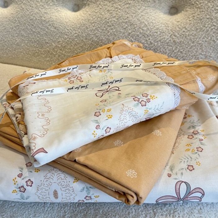 91家纺网 家纺一手货源 找家纺 棉生活家纺 2025新款全棉小清新花边款蕾丝四件套 咕嘟小熊