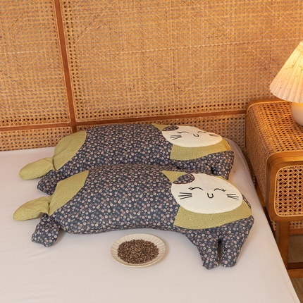 91家纺网 家纺一手货源 找家纺 2025可爱猫全棉儿童成人荞麦枕卡通枕芯可拆卸款30*65 深蓝猫咪