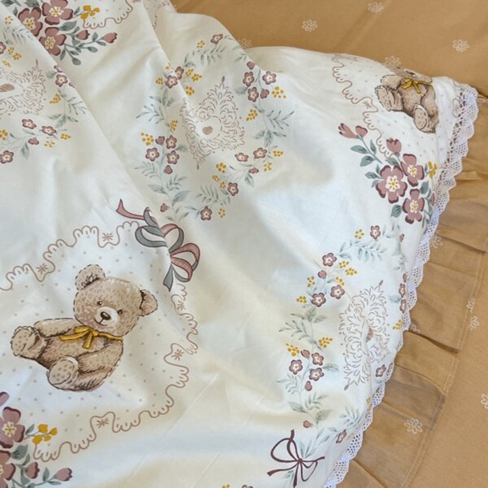 91家纺网 家纺一手货源 找家纺 棉生活家纺 2025新款全棉小清新花边款蕾丝四件套 咕嘟小熊