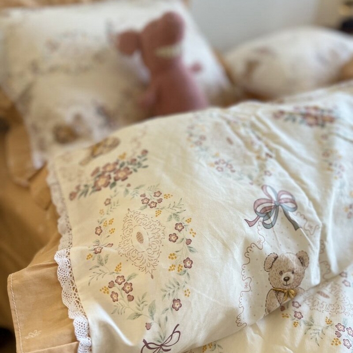 91家纺网 家纺一手货源 找家纺 棉生活家纺 2025新款全棉小清新花边款蕾丝四件套 咕嘟小熊