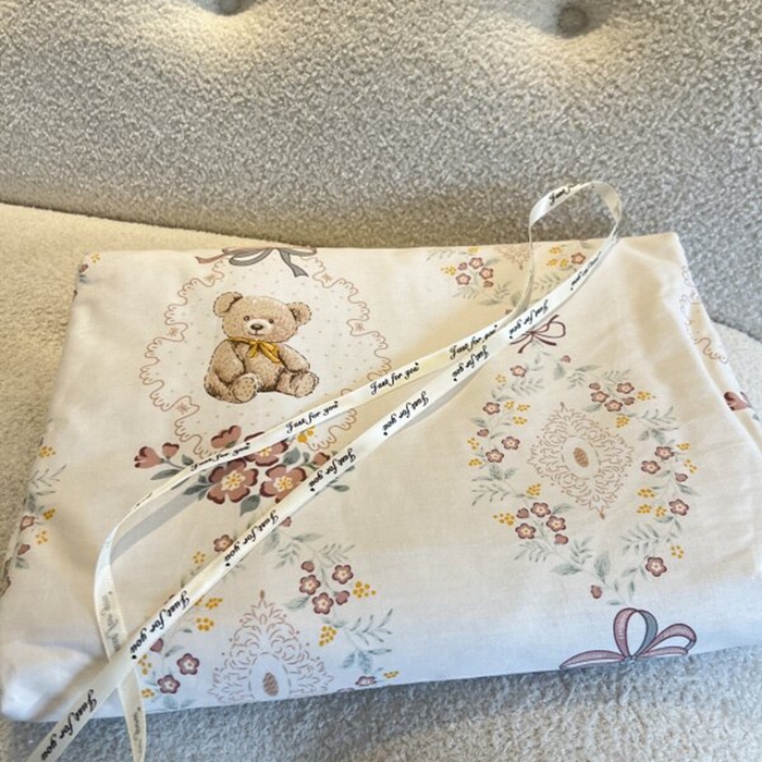 91家纺网 家纺一手货源 找家纺 棉生活家纺 2025新款全棉小清新花边款蕾丝四件套 咕嘟小熊