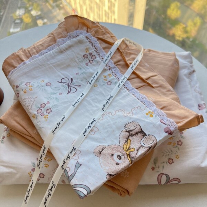 91家纺网 家纺一手货源 找家纺 棉生活家纺 2025新款全棉小清新花边款蕾丝四件套 咕嘟小熊