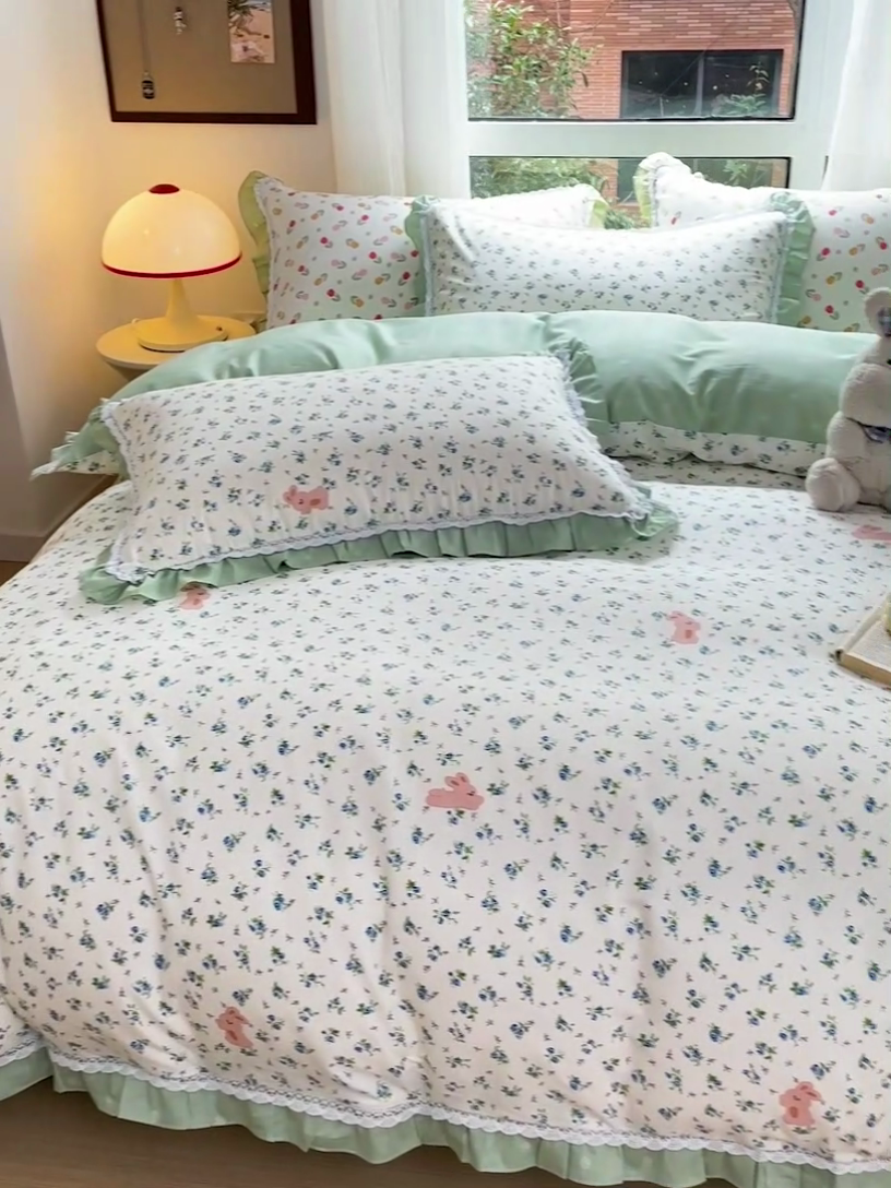 91家纺网 家纺一手货源 找家纺 棉生活家纺 2025新款全棉小清新花边款蕾丝四件套 花海小兔