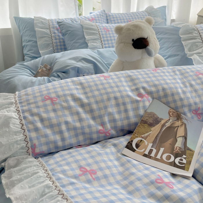 91家纺网 家纺一手货源 找家纺 瑞莱 2025冬季新款13372舞动花边全棉四件套系列 蓝格蝴蝶结