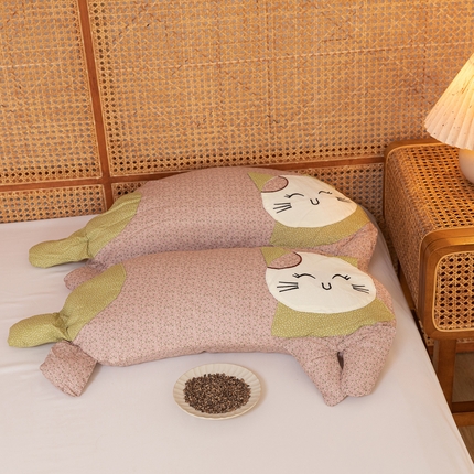 91家纺网 家纺一手货源 找家纺 2025可爱猫全棉儿童成人荞麦枕卡通枕芯可拆卸款30*65 粉色猫咪