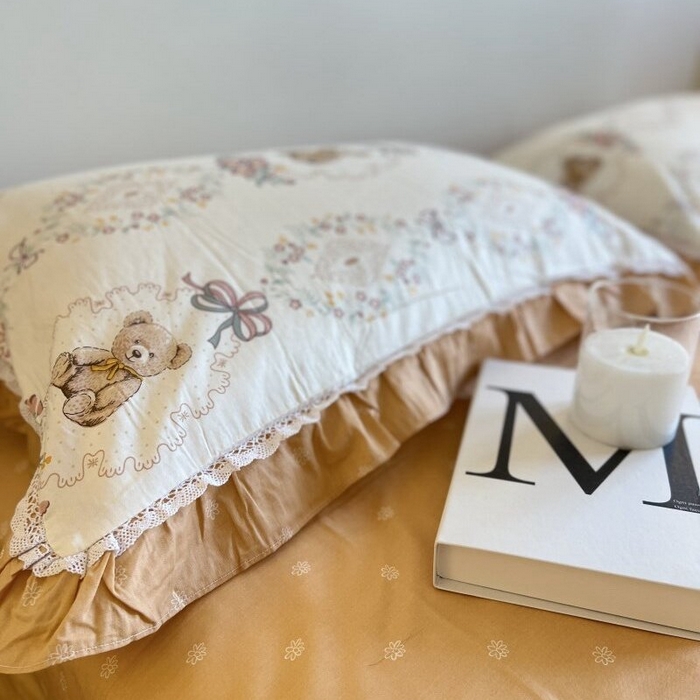 91家纺网 家纺一手货源 找家纺 棉生活家纺 2025新款全棉小清新花边款蕾丝四件套 咕嘟小熊