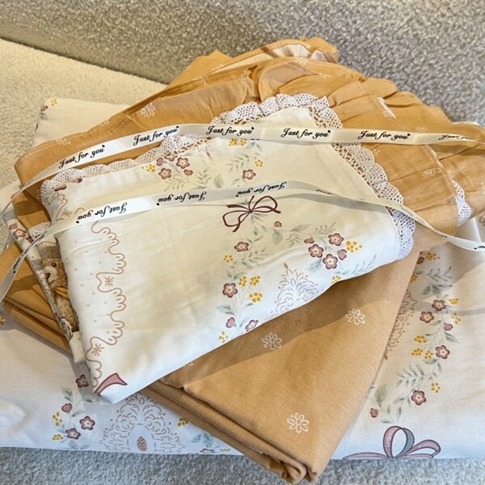 91家纺网 家纺一手货源 找家纺 棉生活家纺 2025新款全棉小清新花边款蕾丝四件套 咕嘟小熊