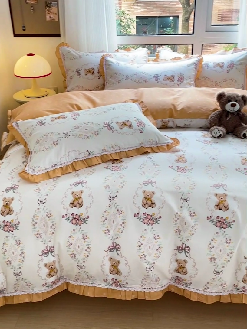 91家纺网 家纺一手货源 找家纺 棉生活家纺 2025新款全棉小清新花边款蕾丝四件套 咕嘟小熊