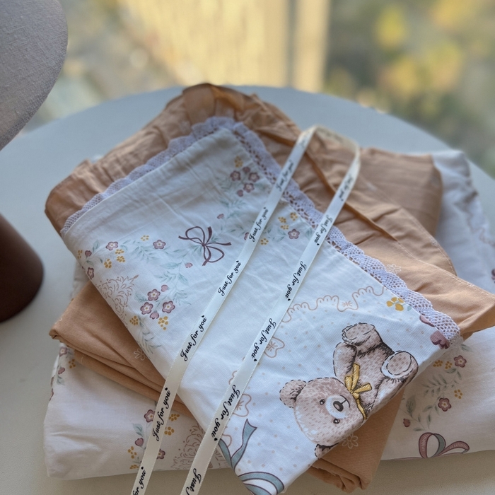 91家纺网 家纺一手货源 找家纺 棉生活家纺 2025新款全棉小清新花边款蕾丝四件套 咕嘟小熊