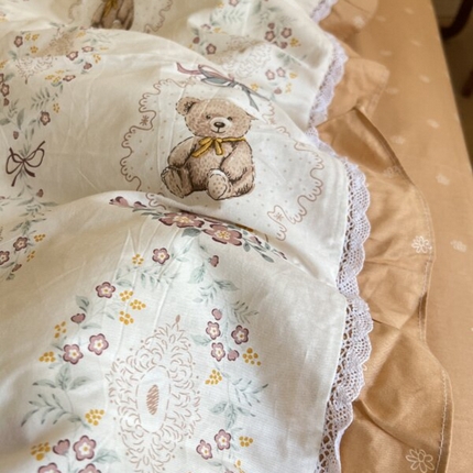 91家纺网 家纺一手货源 找家纺 棉生活家纺 2025新款全棉小清新花边款蕾丝四件套 咕嘟小熊