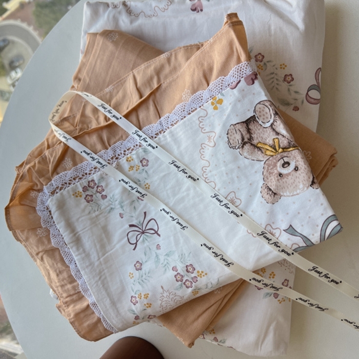 91家纺网 家纺一手货源 找家纺 棉生活家纺 2025新款全棉小清新花边款蕾丝四件套 咕嘟小熊