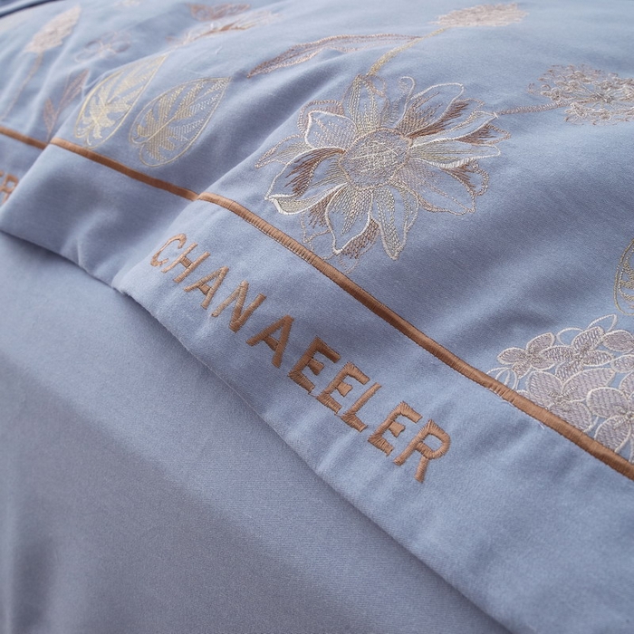 91家纺网 家纺一手货源 找家纺 雲归梦 2025新款全棉加厚磨毛绣花宽边工艺四件套-南法凤情 南法凤情-浅蓝