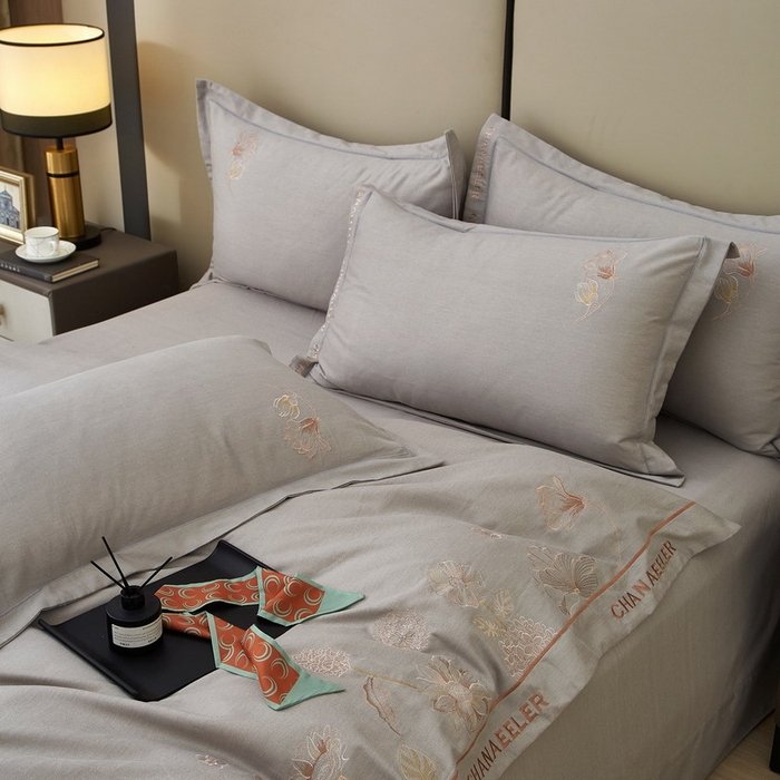 91家纺网 家纺一手货源 找家纺 雲归梦 2025新款全棉加厚磨毛绣花宽边工艺四件套-南法凤情 南法凤情-灰