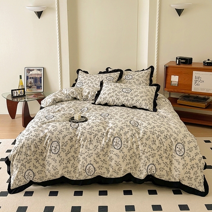 91家纺网 家纺一手货源 找家纺 美梦家纺 2025新款法式赫本风水洗棉床盖四件套系列 赫本风·澜音花香