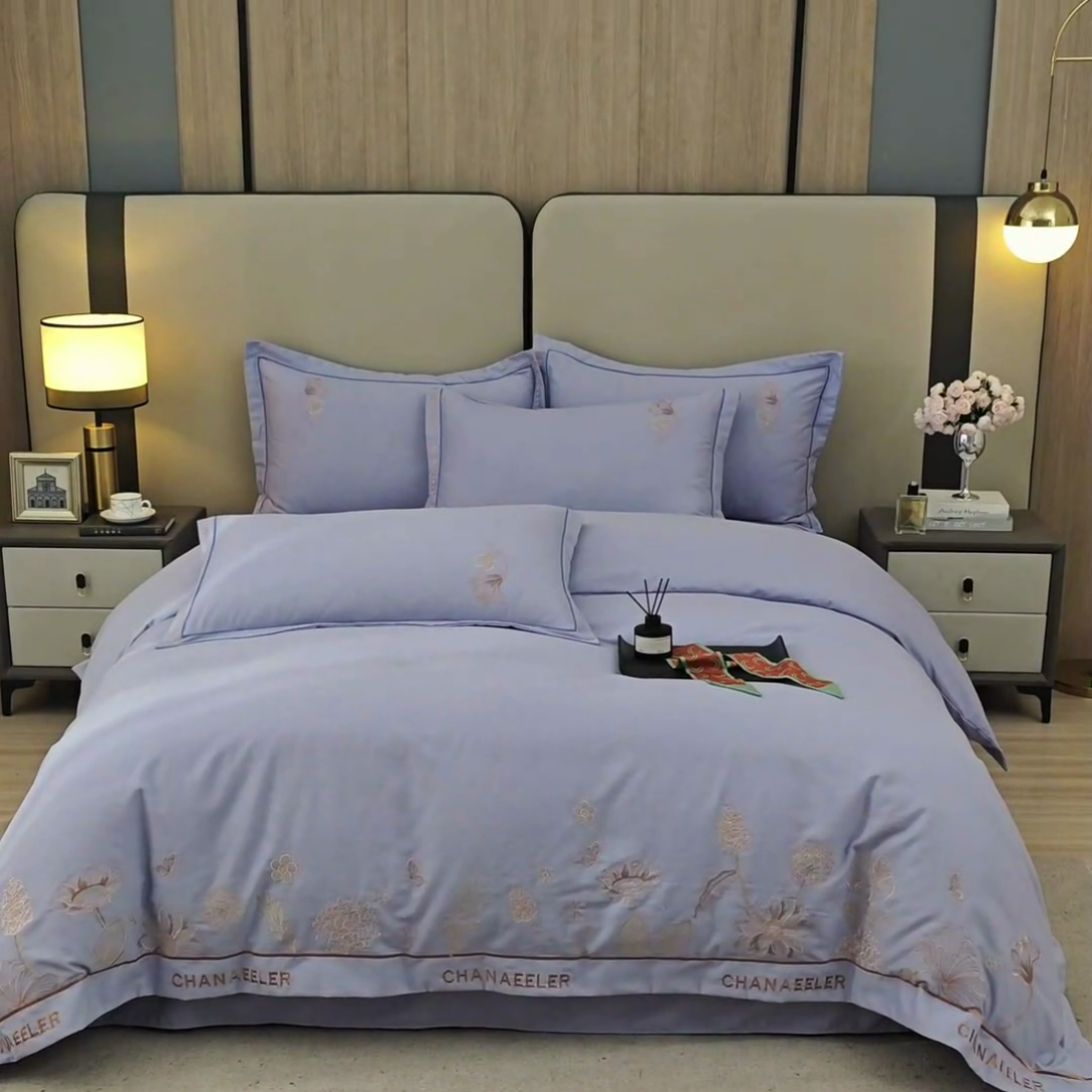 91家纺网 家纺一手货源 找家纺 雲归梦 2025新款全棉加厚磨毛绣花宽边工艺四件套-南法凤情 南法凤情-浅蓝