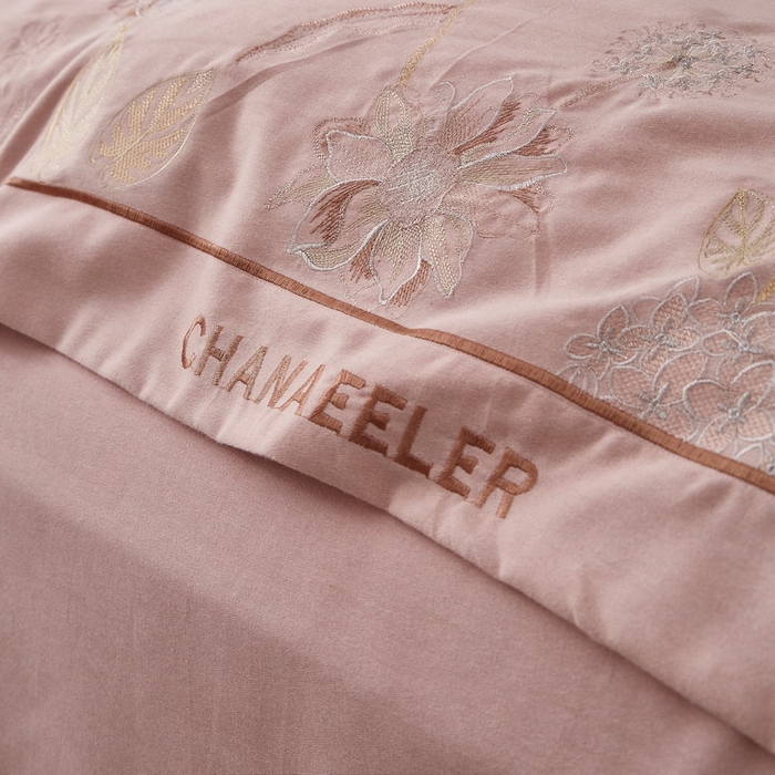 91家纺网 家纺一手货源 找家纺 雲归梦 2025新款全棉加厚磨毛绣花宽边工艺四件套-南法凤情 南法凤情-浅粉