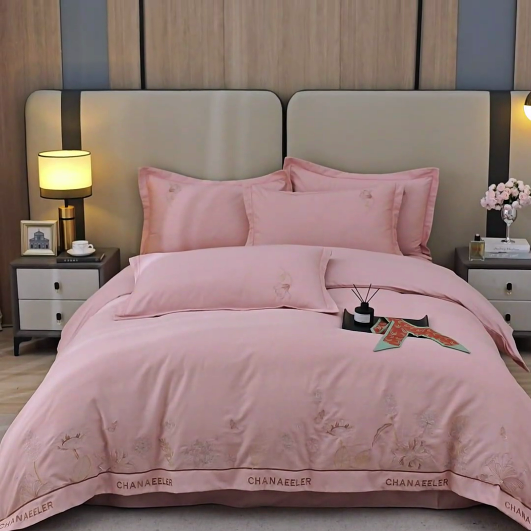 91家纺网 家纺一手货源 找家纺 雲归梦 2025新款全棉加厚磨毛绣花宽边工艺四件套-南法凤情 南法凤情-浅粉