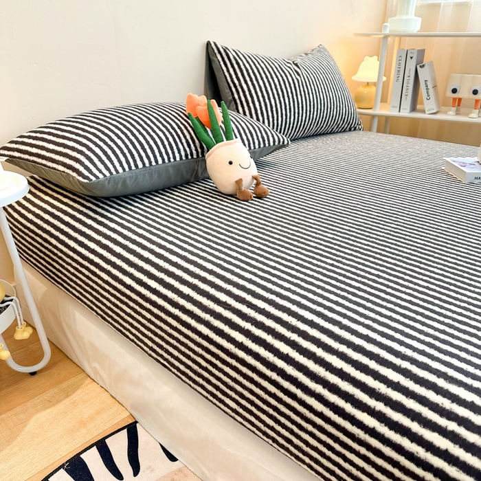 91家纺网 家纺一手货源 找家纺 简宜家居（朝初家纺） 2025新款A版纯棉全棉磨毛单床笠 墨羽逸风