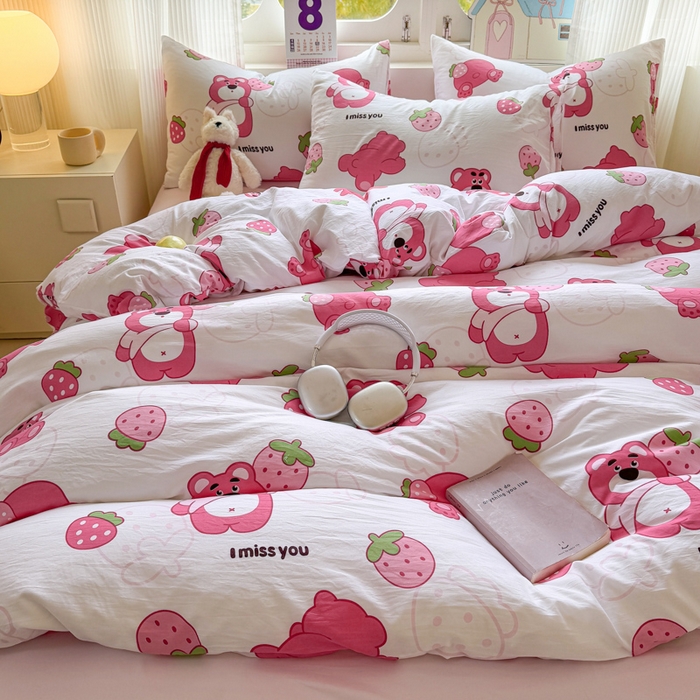 91家纺网 家纺一手货源 找家纺 温眠 2025新款亲肤柔软卡通印花水洗棉四件套 草莓熊