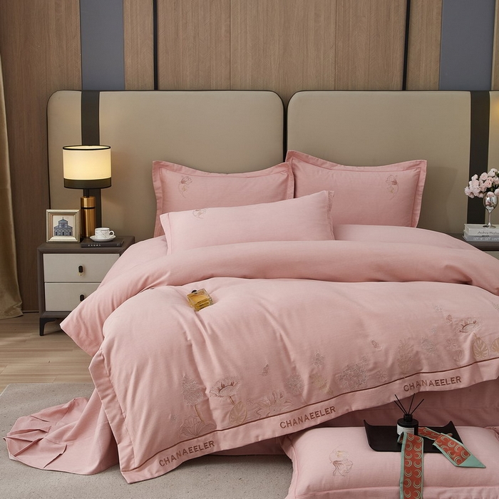 91家纺网 家纺一手货源 找家纺 雲归梦 2025新款全棉加厚磨毛绣花宽边工艺四件套-南法凤情 南法凤情-浅粉