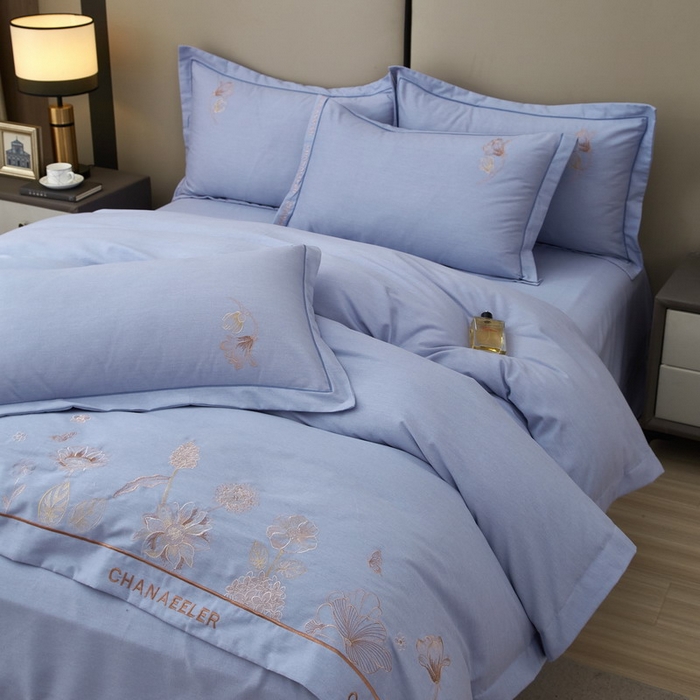 91家纺网 家纺一手货源 找家纺 雲归梦 2025新款全棉加厚磨毛绣花宽边工艺四件套-南法凤情 南法凤情-浅蓝
