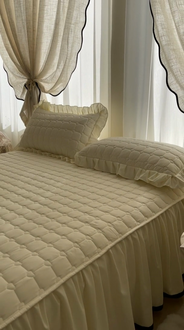 91家纺网 家纺一手货源 找家纺 笠裙家纺 2025新款防水款A类原棉水洗棉夹大豆棉加厚床裙-爱格系列 爱格-米白