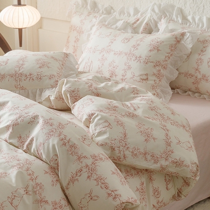 91家纺网 家纺一手货源 找家纺 2025新款【假日花园】全棉蕾丝花边四件套粉粉兔