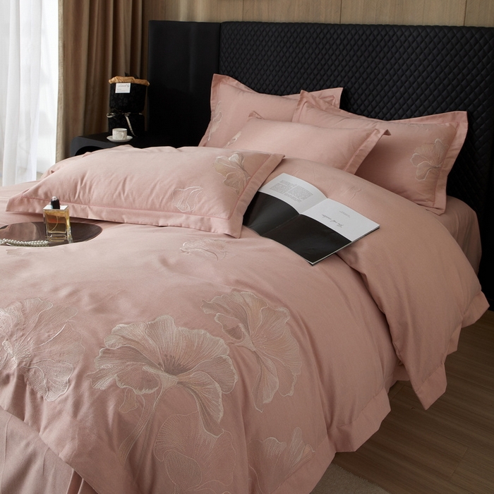 91家纺网 家纺一手货源 找家纺 雲归梦 2025新款全棉加厚磨毛绣花宽边工艺四件套-璀璨人生 璀璨人生-浅粉