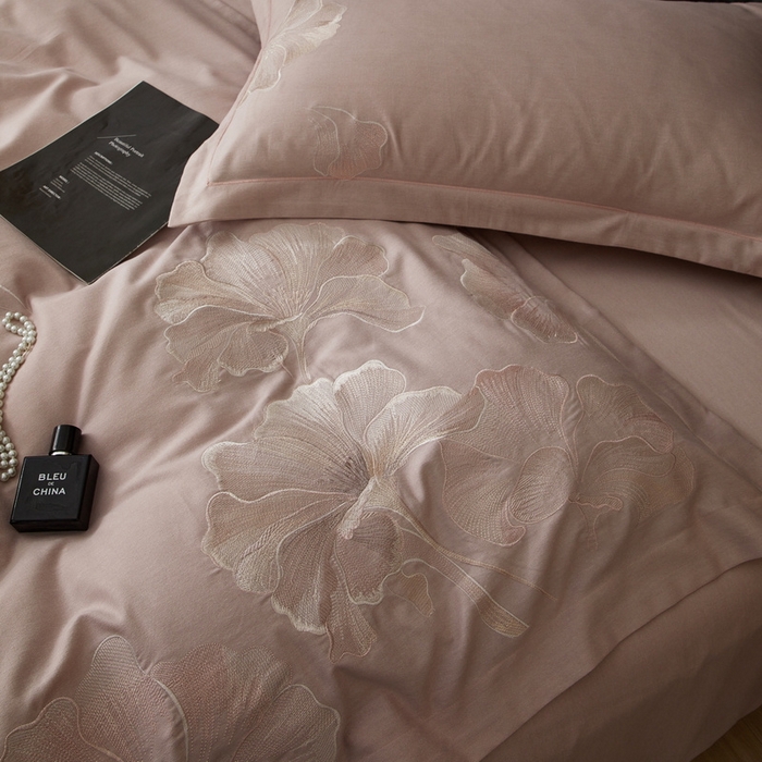 91家纺网 家纺一手货源 找家纺 雲归梦 2025新款全棉加厚磨毛绣花宽边工艺四件套-璀璨人生 璀璨人生-浅紫