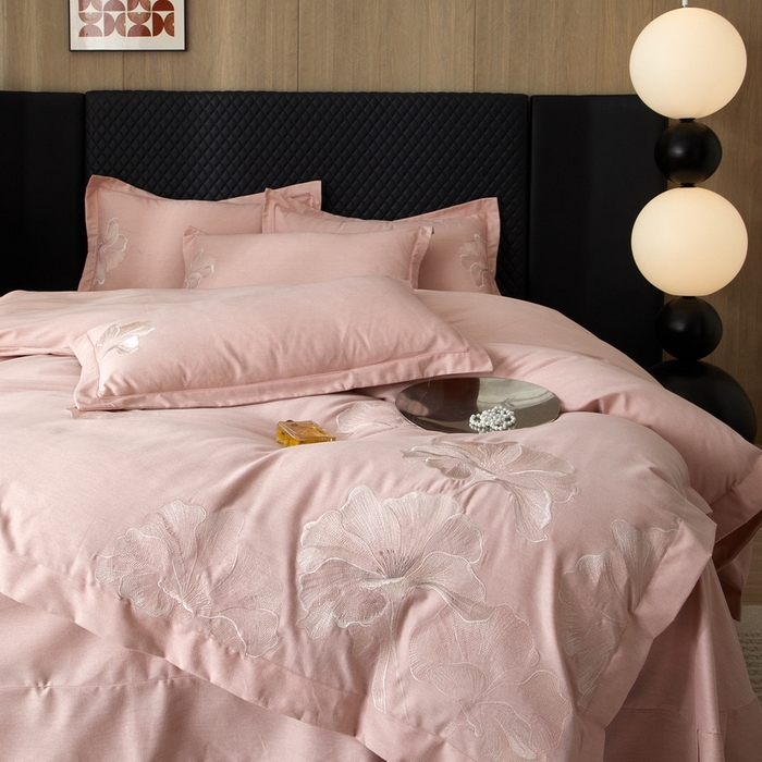 91家纺网 家纺一手货源 找家纺 雲归梦 2025新款全棉加厚磨毛绣花宽边工艺四件套-璀璨人生 璀璨人生-浅粉