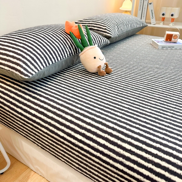 91家纺网 家纺一手货源 找家纺 简宜家居（朝初家纺） 2025新款A版纯棉全棉磨毛单床笠 墨羽逸风