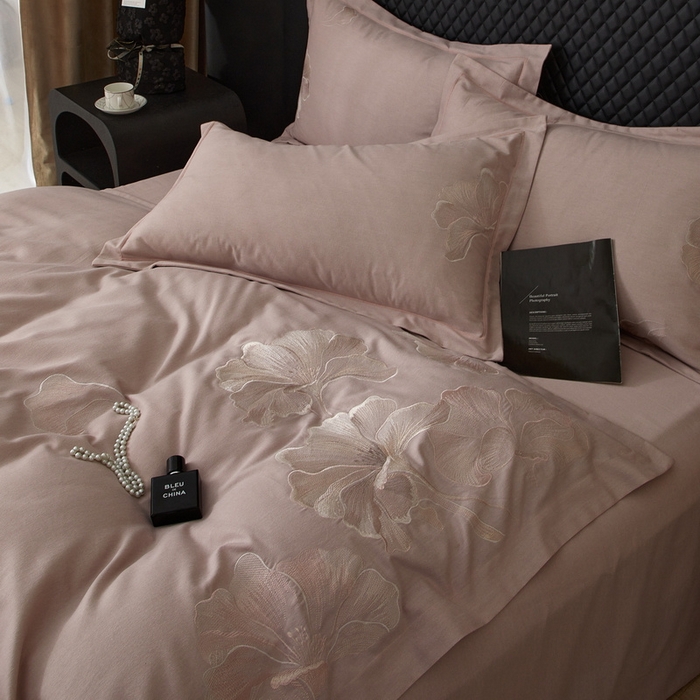 91家纺网 家纺一手货源 找家纺 雲归梦 2025新款全棉加厚磨毛绣花宽边工艺四件套-璀璨人生 璀璨人生-浅紫