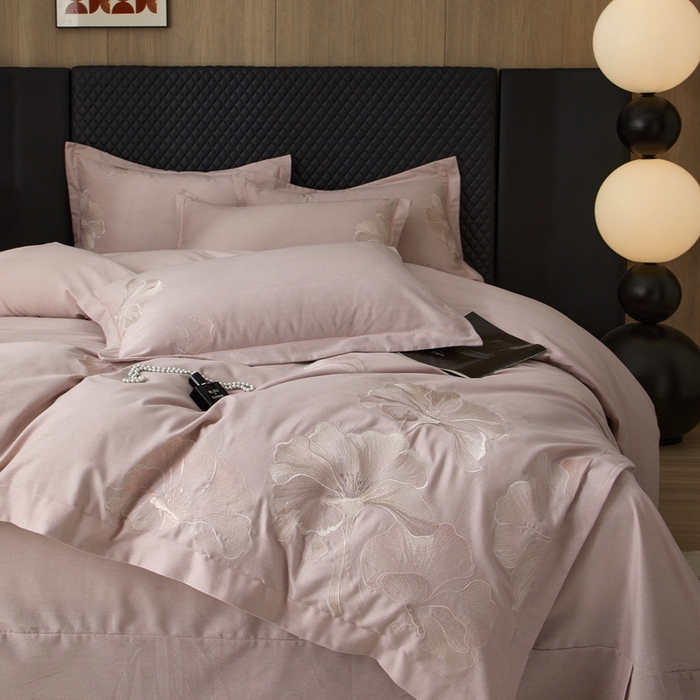 91家纺网 家纺一手货源 找家纺 雲归梦 2025新款全棉加厚磨毛绣花宽边工艺四件套-璀璨人生 璀璨人生-浅紫