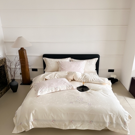 91家纺网 家纺一手货源 找家纺 佳汐蓝家纺 2025新款100支澳棉刺绣宽边四件套-花漾 花漾-白色