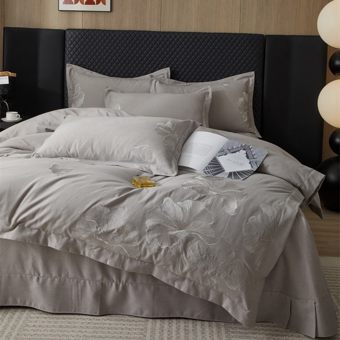 91家纺网 家纺一手货源 找家纺 雲归梦 2025新款全棉加厚磨毛绣花宽边工艺四件套-璀璨人生 璀璨人生-灰