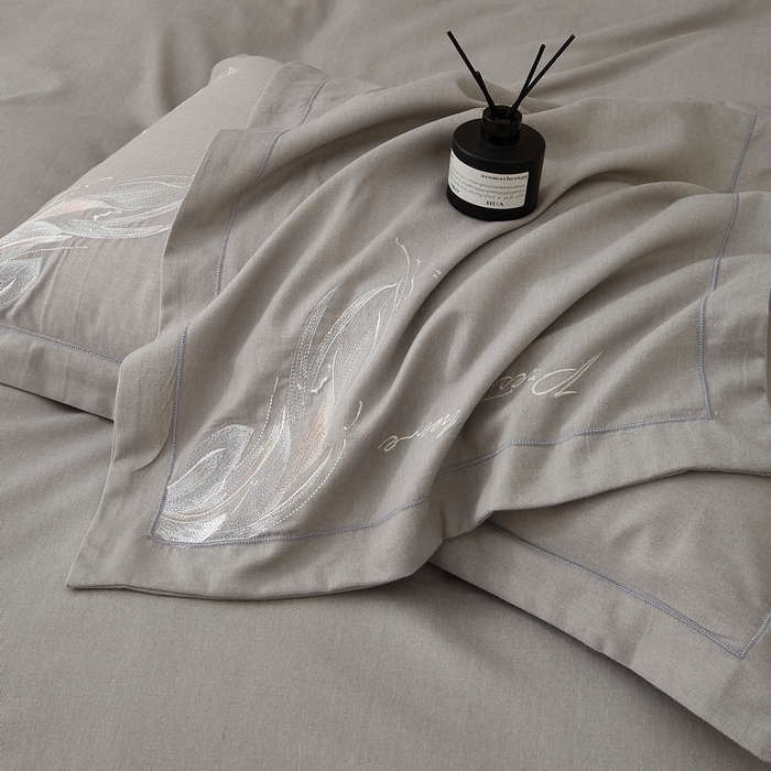 91家纺网 家纺一手货源 找家纺 雲归梦 2025新款全棉加厚磨毛绣花宽边工艺四件套-叶语情深 叶语情深-灰