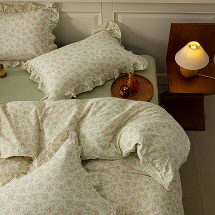 91家纺网 家纺一手货源 找家纺 绫韵家纺 2025春夏新款法式碎花系母婴级全棉A类双层纱花边款纯棉四件套 叶璃