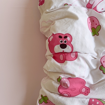 91家纺网 家纺一手货源 找家纺 温眠 2025新款亲肤柔软卡通印花水洗棉四件套 草莓熊