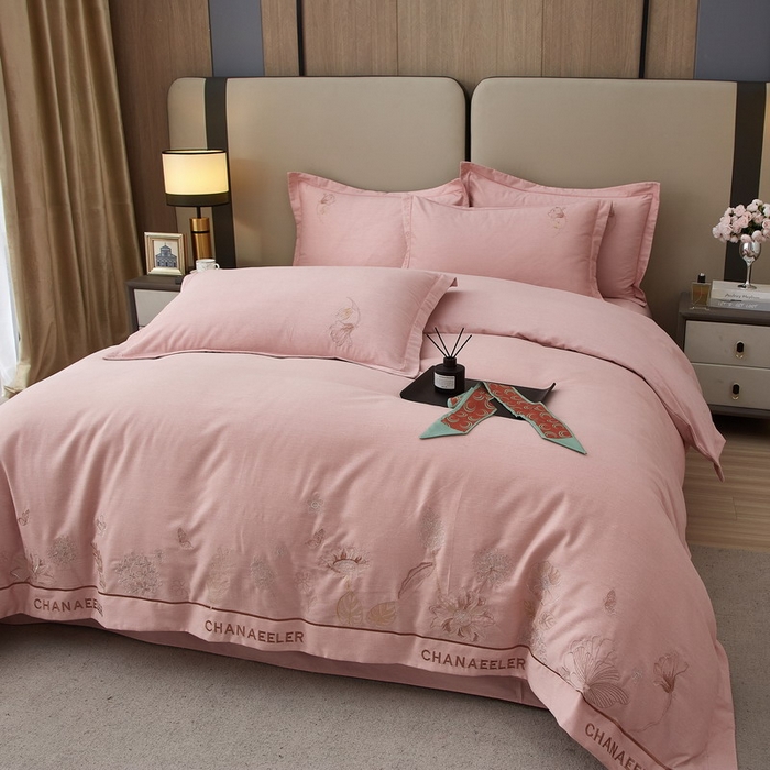 91家纺网 家纺一手货源 找家纺 雲归梦 2025新款全棉加厚磨毛绣花宽边工艺四件套-南法凤情 南法凤情-浅粉