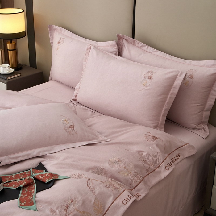 91家纺网 家纺一手货源 找家纺 雲归梦 2025新款全棉加厚磨毛绣花宽边工艺四件套-南法凤情 南法凤情-浅紫