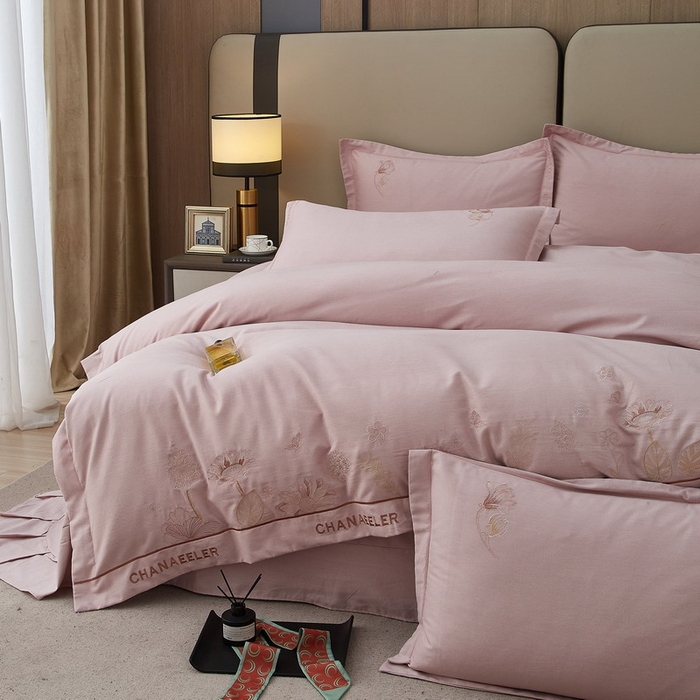 91家纺网 家纺一手货源 找家纺 雲归梦 2025新款全棉加厚磨毛绣花宽边工艺四件套-南法凤情 南法凤情-浅紫