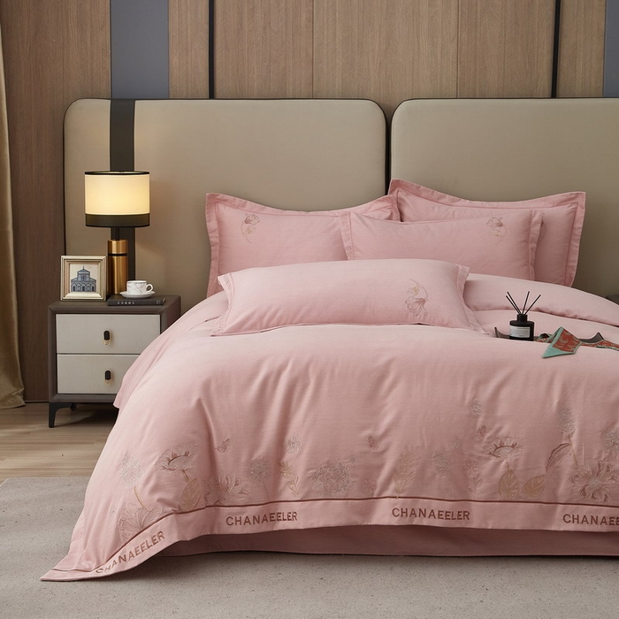 91家纺网 家纺一手货源 找家纺 雲归梦 2025新款全棉加厚磨毛绣花宽边工艺四件套-南法凤情 南法凤情-浅粉