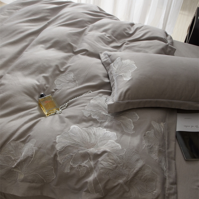 91家纺网 家纺一手货源 找家纺 雲归梦 2025新款全棉加厚磨毛绣花宽边工艺四件套-璀璨人生 璀璨人生-灰