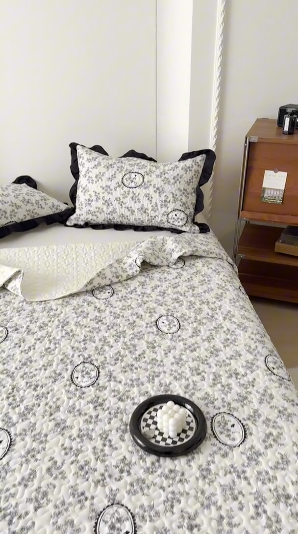 91家纺网 家纺一手货源 找家纺 美梦家纺 2025新款法式赫本风水洗棉床盖四件套系列 赫本风·澜音花香