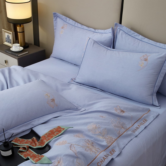 91家纺网 家纺一手货源 找家纺 雲归梦 2025新款全棉加厚磨毛绣花宽边工艺四件套-南法凤情 南法凤情-浅蓝