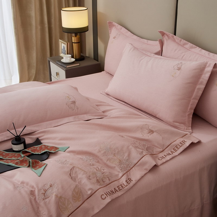 91家纺网 家纺一手货源 找家纺 雲归梦 2025新款全棉加厚磨毛绣花宽边工艺四件套-南法凤情 南法凤情-浅粉
