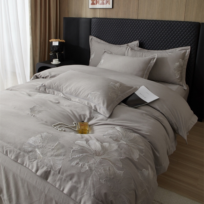 91家纺网 家纺一手货源 找家纺 雲归梦 2025新款全棉加厚磨毛绣花宽边工艺四件套-璀璨人生 璀璨人生-灰