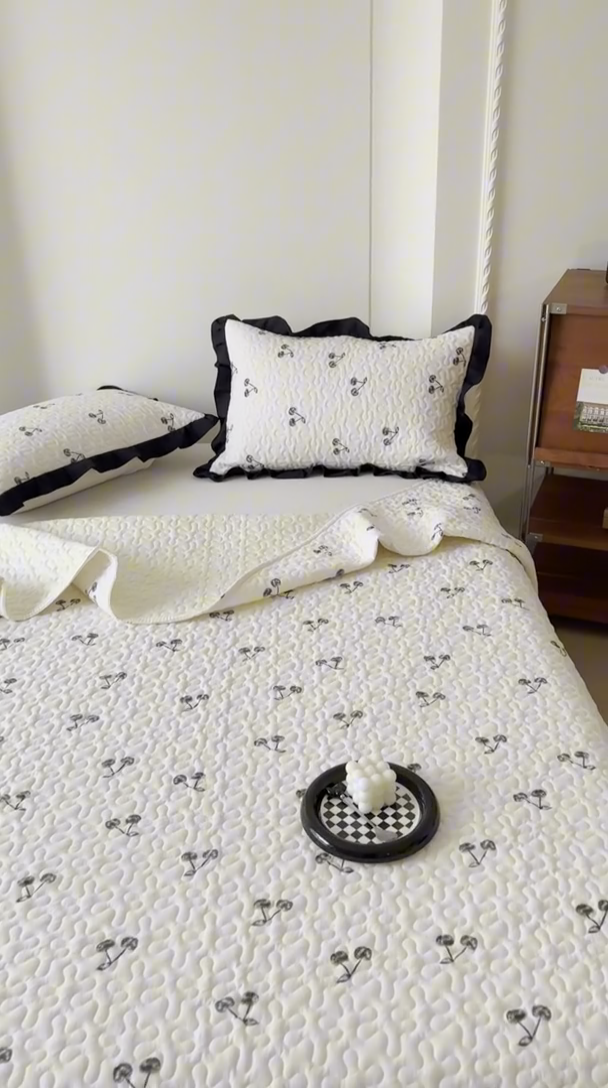 91家纺网 家纺一手货源 找家纺 美梦家纺 2025新款法式赫本风水洗棉床盖四件套系列 赫本风·樱桃