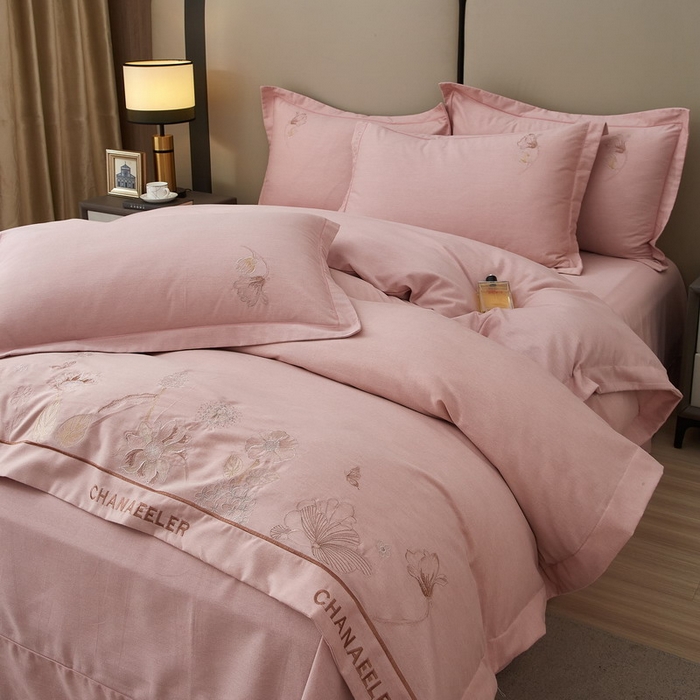 91家纺网 家纺一手货源 找家纺 雲归梦 2025新款全棉加厚磨毛绣花宽边工艺四件套-南法凤情 南法凤情-浅粉