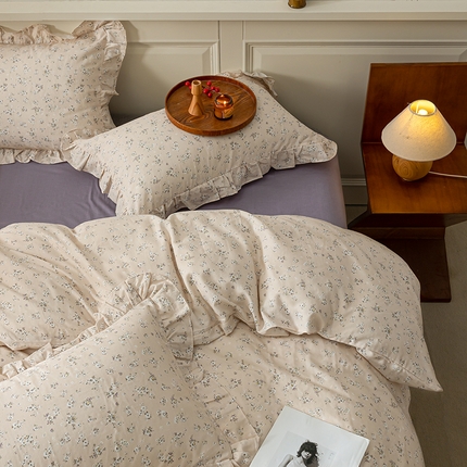 91家纺网 家纺一手货源 找家纺 绫韵家纺 2025春夏新款法式碎花系母婴级全棉A类双层纱花边款纯棉四件套 溢彩